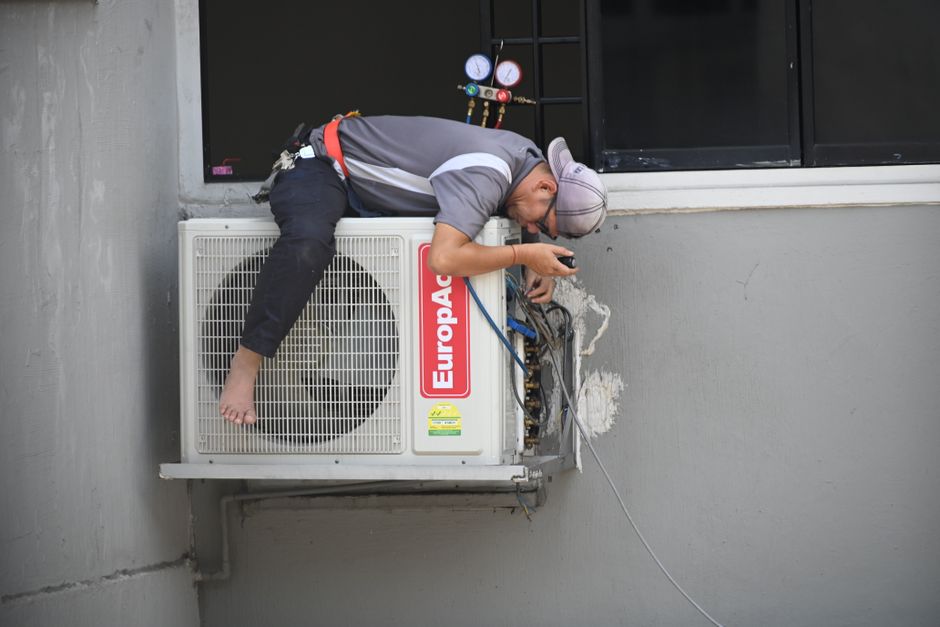 Friendly HVAC technician representing Dacrydaya's promotional network