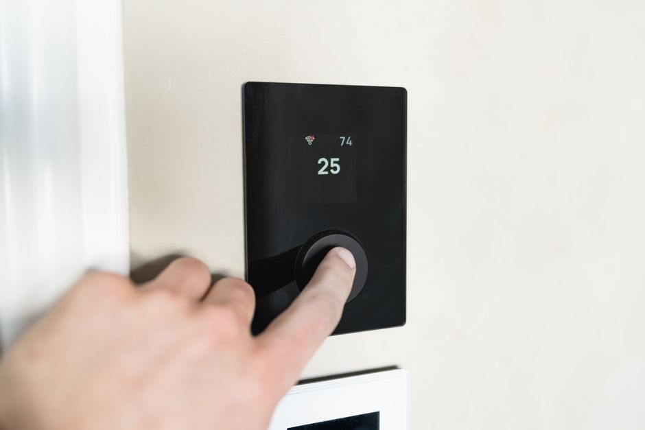 Smart home thermostat controlling a heat pump